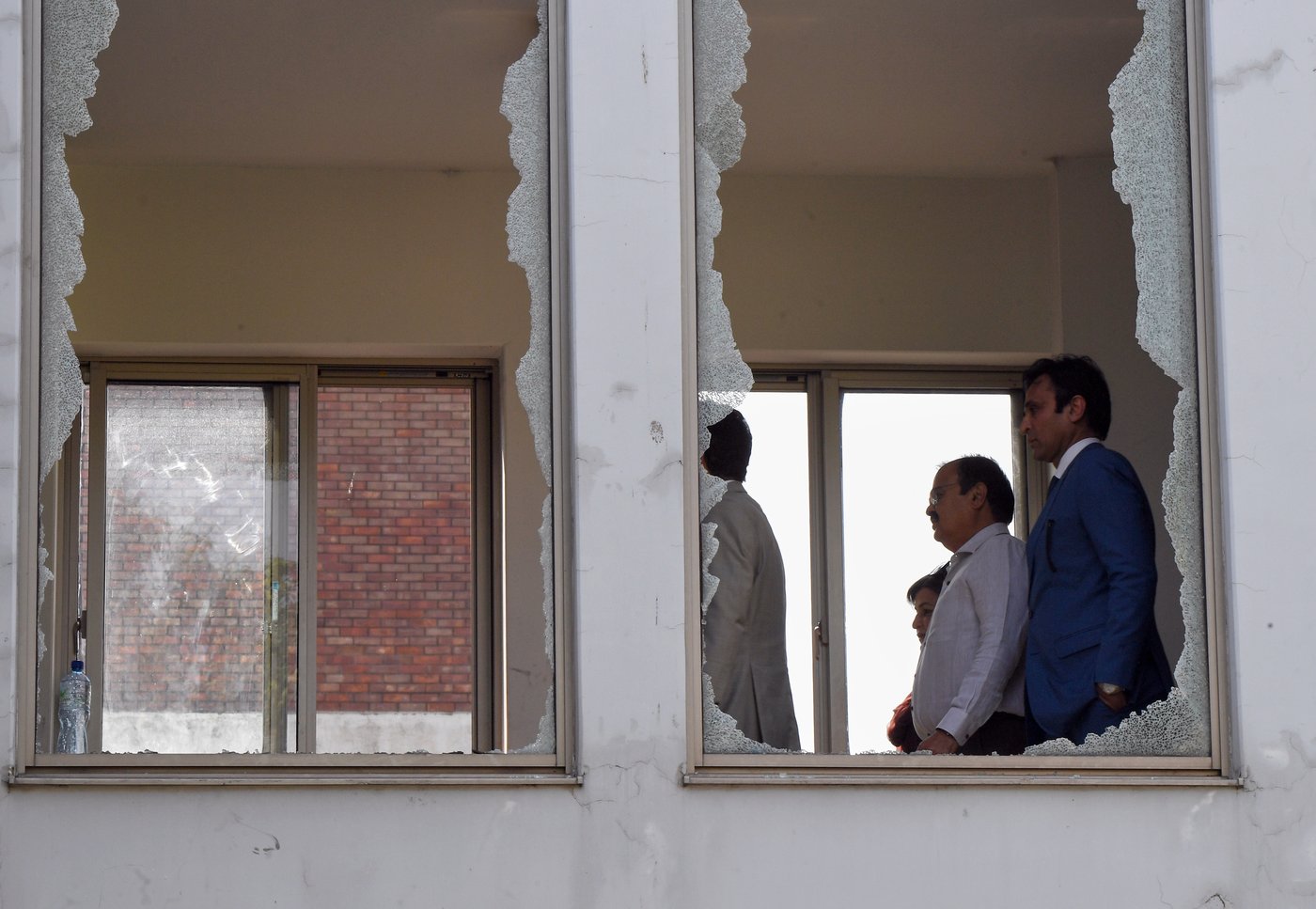 AP Exclusive: Nurse who saved baby from Pakistan hospital fire wishes she could have saved the rest | iNFOnews.ca