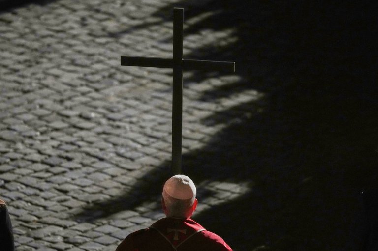 Pope Leo XIV carries cross for full Good Friday procession, the first pontiff to do so in decades | iNFOnews.ca