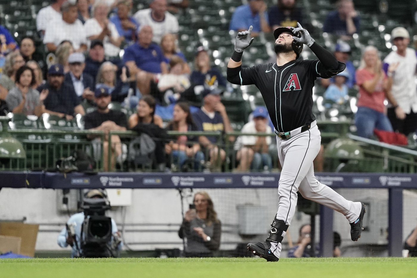 NL Central champion Brewers overcome 8-run deficit and beat Diamondbacks 10-9 | iNFOnews.ca