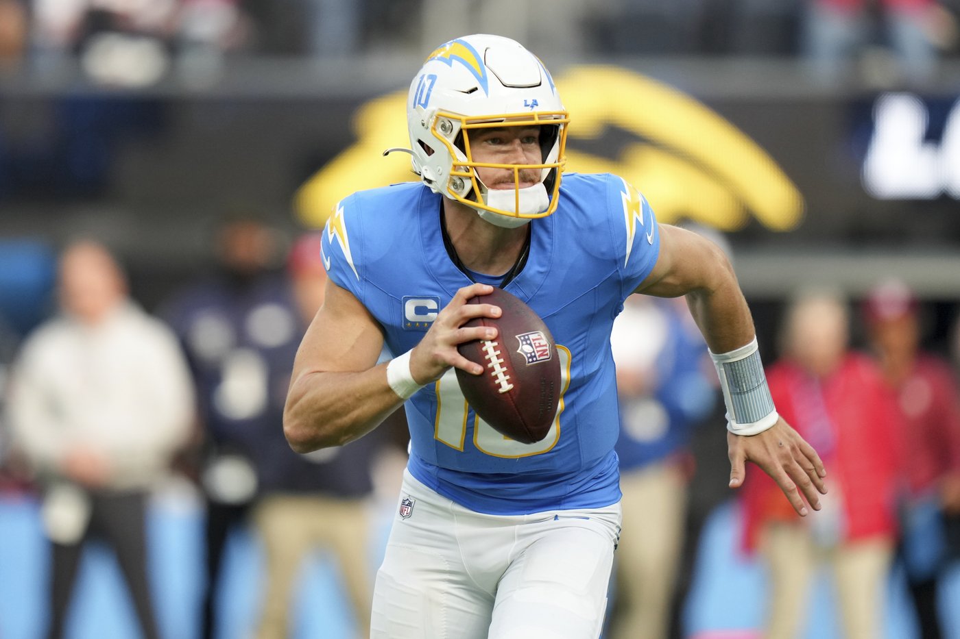 Chargers fall apart in a disastrous second half, capped by Herbert's first interception in 3 months | iNFOnews.ca Chargers fall apart in a disastrous second half, capped by Herbert's first interception in 3 months | iNFOnews.ca