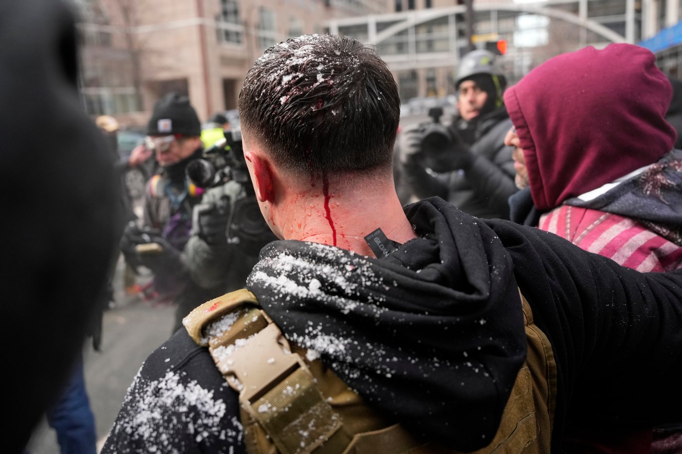 Photos show anti-ICE crowd chase off pro-ICE demonstrators from Minneapolis streets | iNFOnews.ca