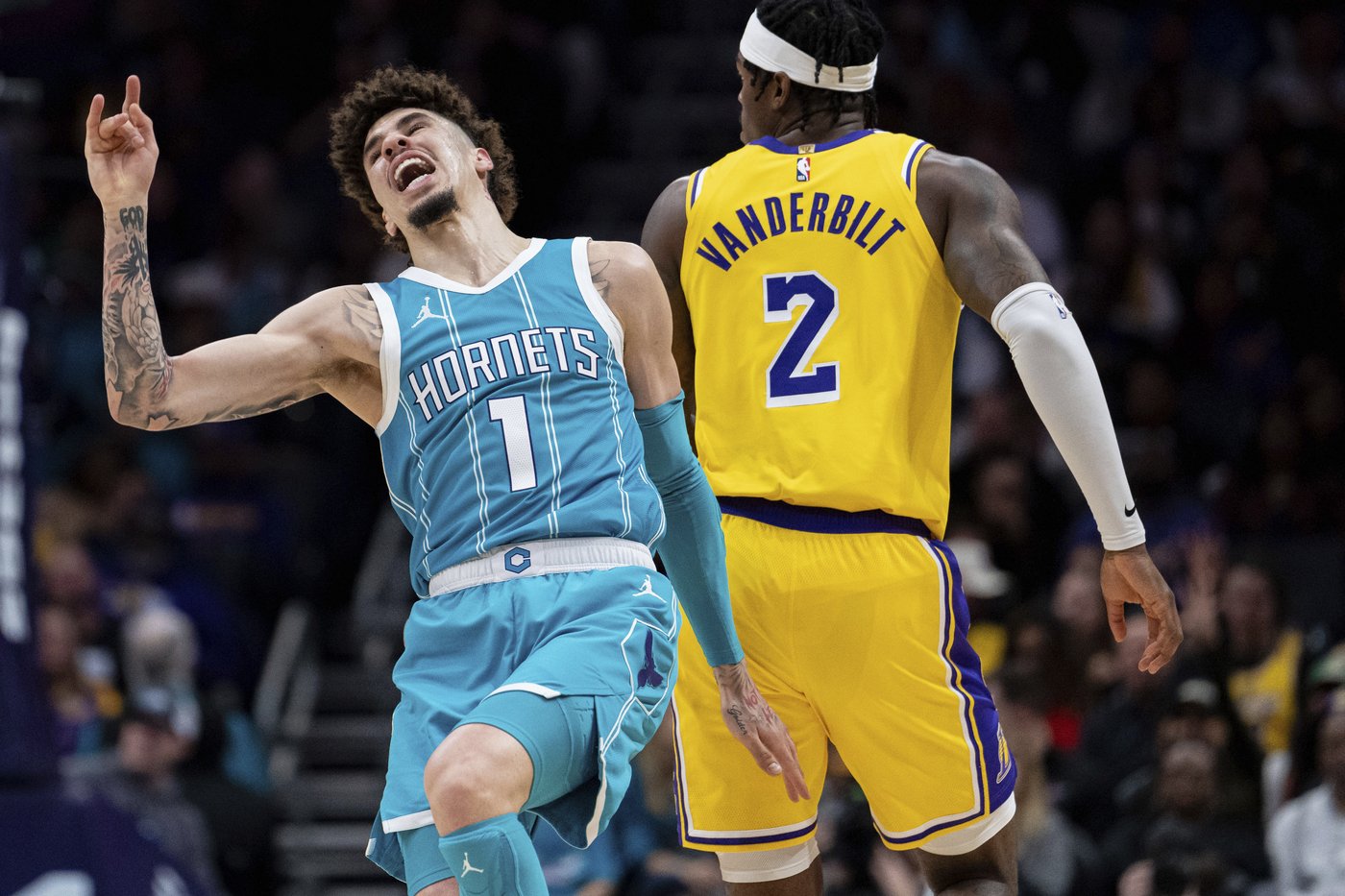 Charlotte's LaMelo Ball leaves game against Lakers in second quarter with left ankle injury | iNFOnews.ca