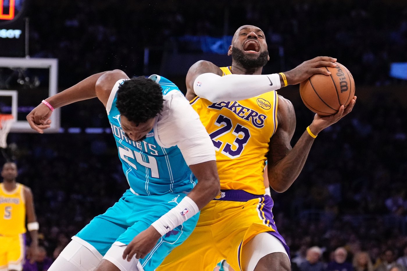 LaMelo Ball hits 9 3-pointers to lead Hornets to surprising 135-117 win over Luka's Lakers | iNFOnews.ca