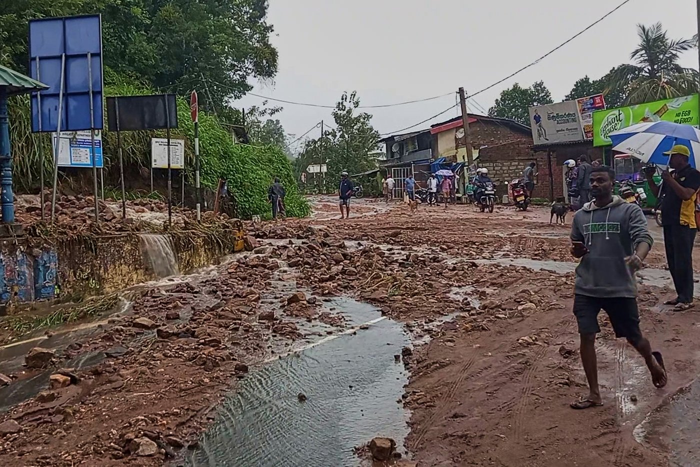 Sri Lanka closes some schools as heavy rains trigger floods and mudslides, killing 5 | iNFOnews.ca