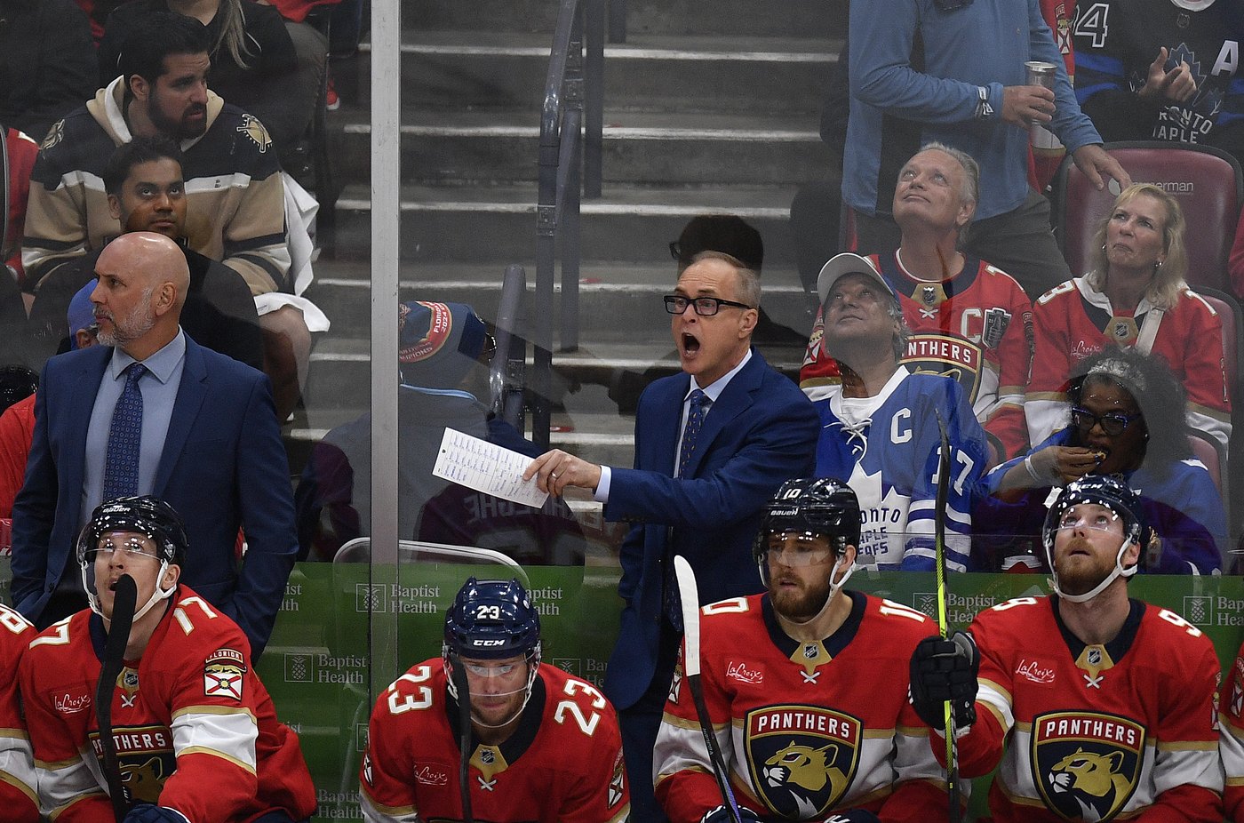 Bobrovsky stops 23 shots, Panthers top Maple Leafs 2-0 in Game 4 to tie series | iNFOnews.ca