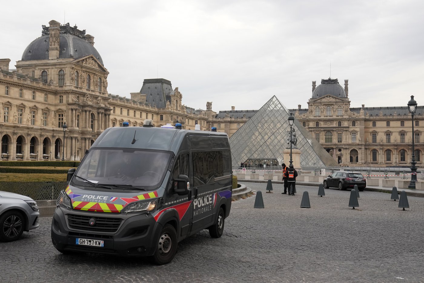 Thieves steal crown jewels in 4 minutes from Louvre Museum | iNFOnews.ca Thieves steal crown jewels in 4 minutes from Louvre Museum | iNFOnews.ca