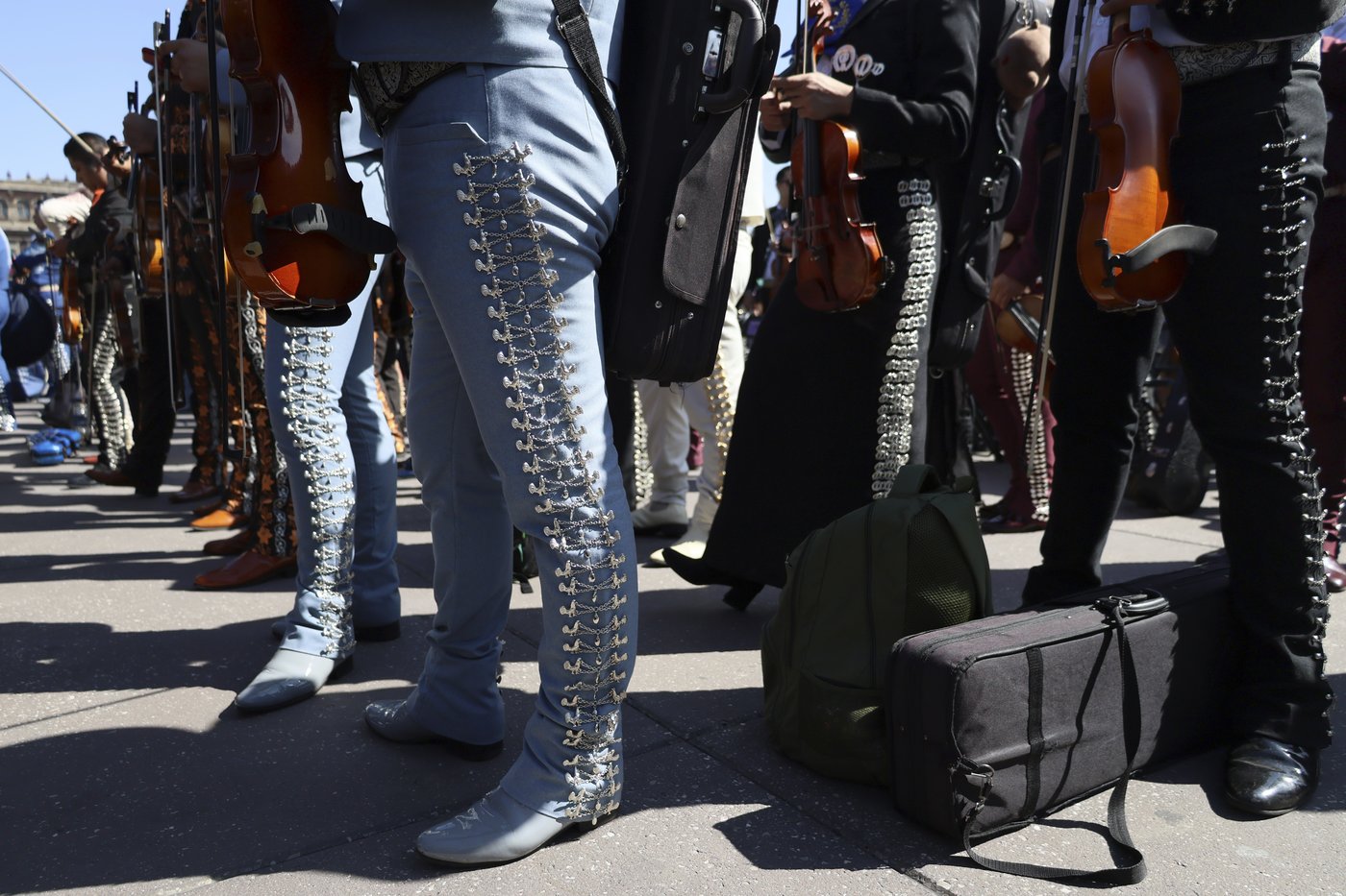 More than 1,000 mariachis belt out classics like 'Cielito Lindo' in a Mexico City plaza | iNFOnews.ca More than 1,000 mariachis belt out classics like 'Cielito Lindo' in a Mexico City plaza | iNFOnews.ca