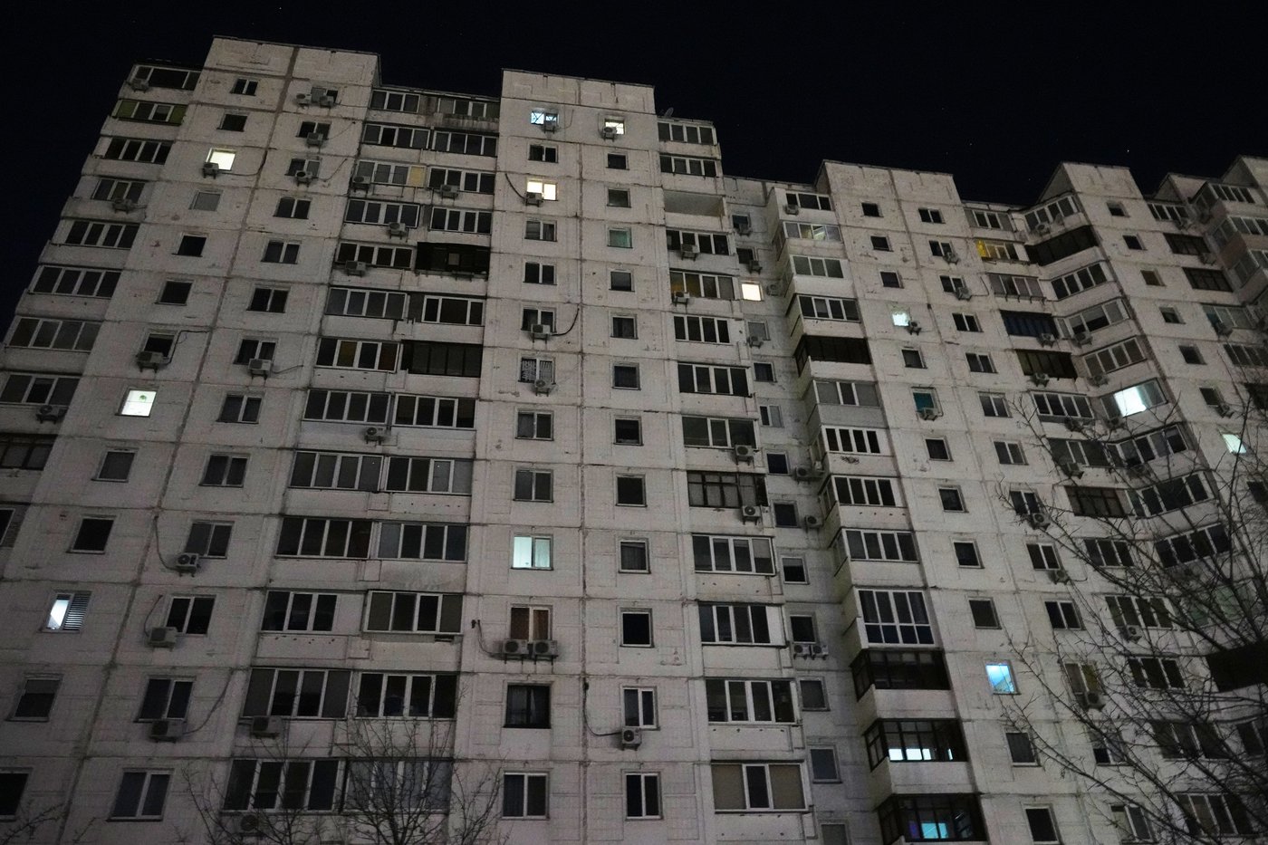 Photos show Ukrainians enduring a frigid winter after Russian strikes knocked out power | iNFOnews.ca