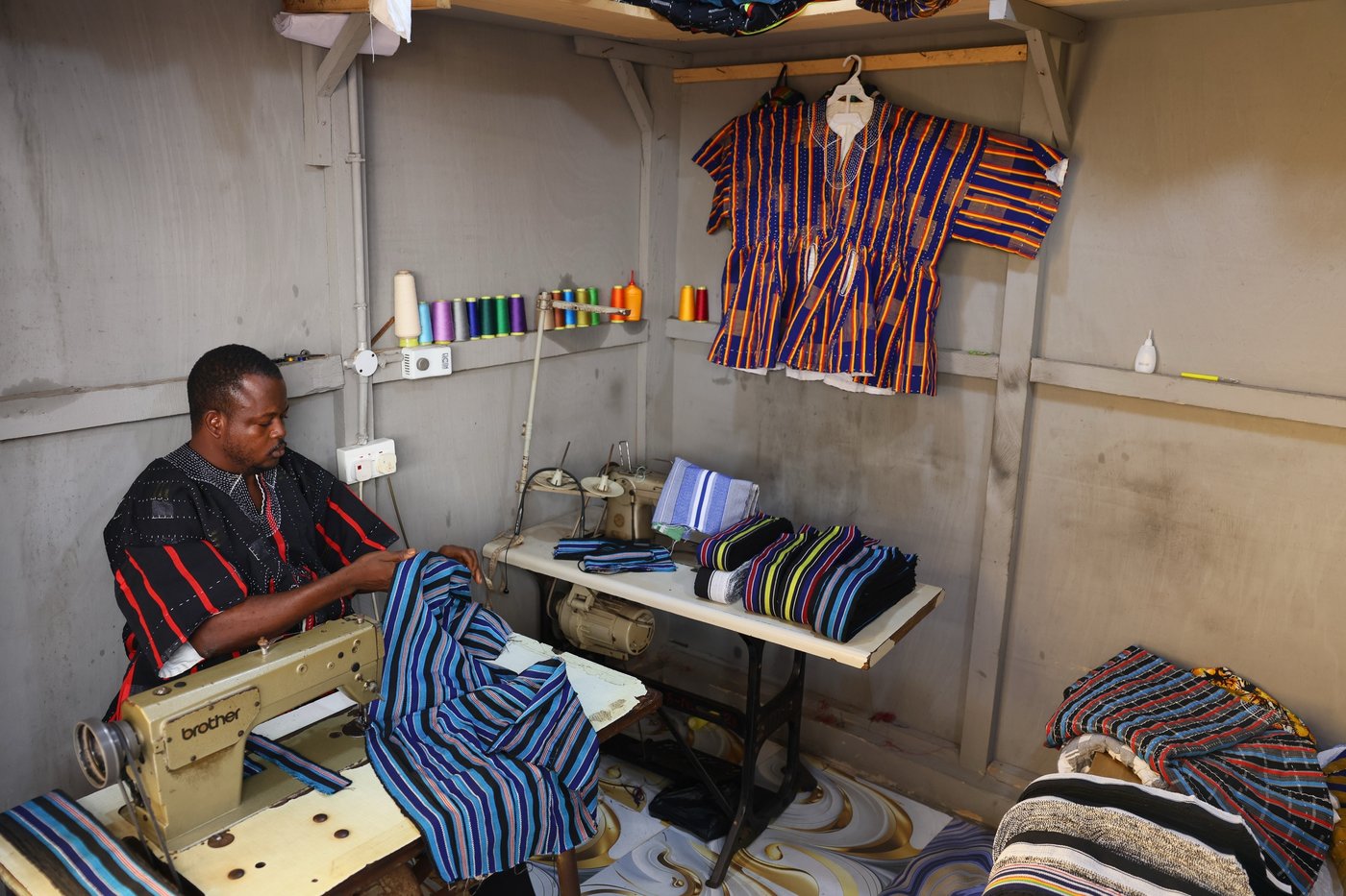 More Ghanaians are wearing a cultural outfit after their president was mocked | iNFOnews.ca