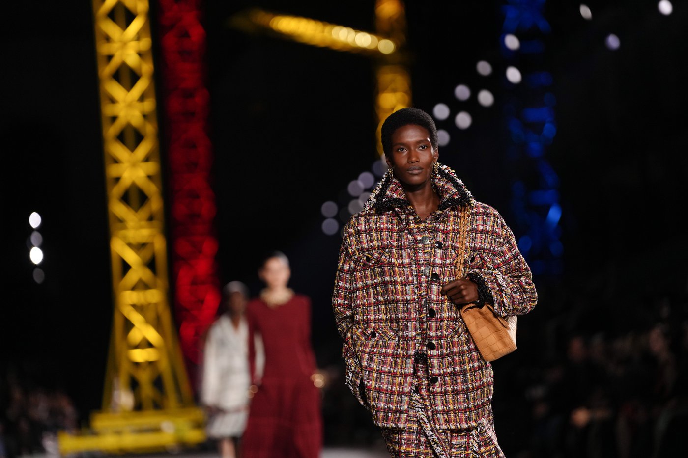 Margot Robbie, Oprah watch Blazy transform Chanel with color and craft | iNFOnews.ca