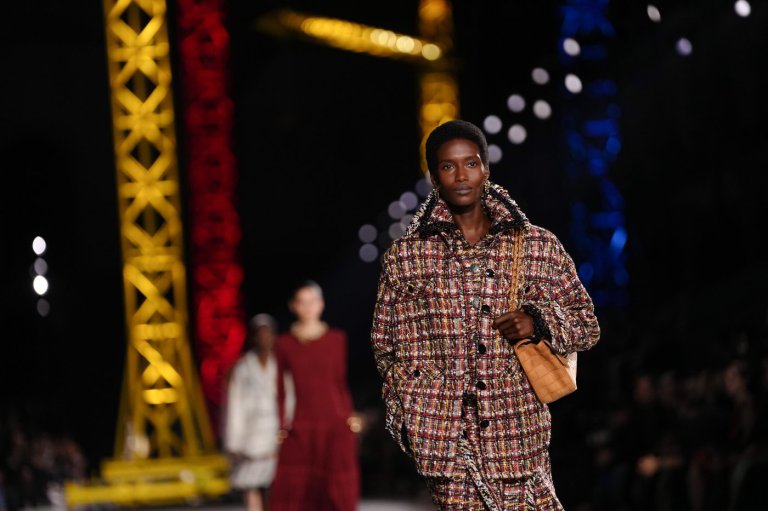 Margot Robbie, Oprah watch Blazy transform Chanel with color and craft | iNFOnews.ca