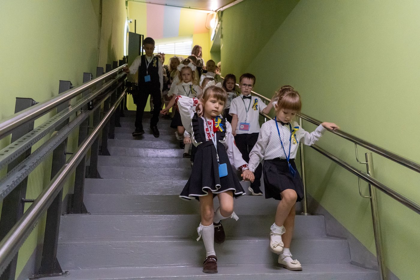 Pupils return to school in Russia and Ukraine as Kyiv students shelter from air raids, in photos | iNFOnews.ca