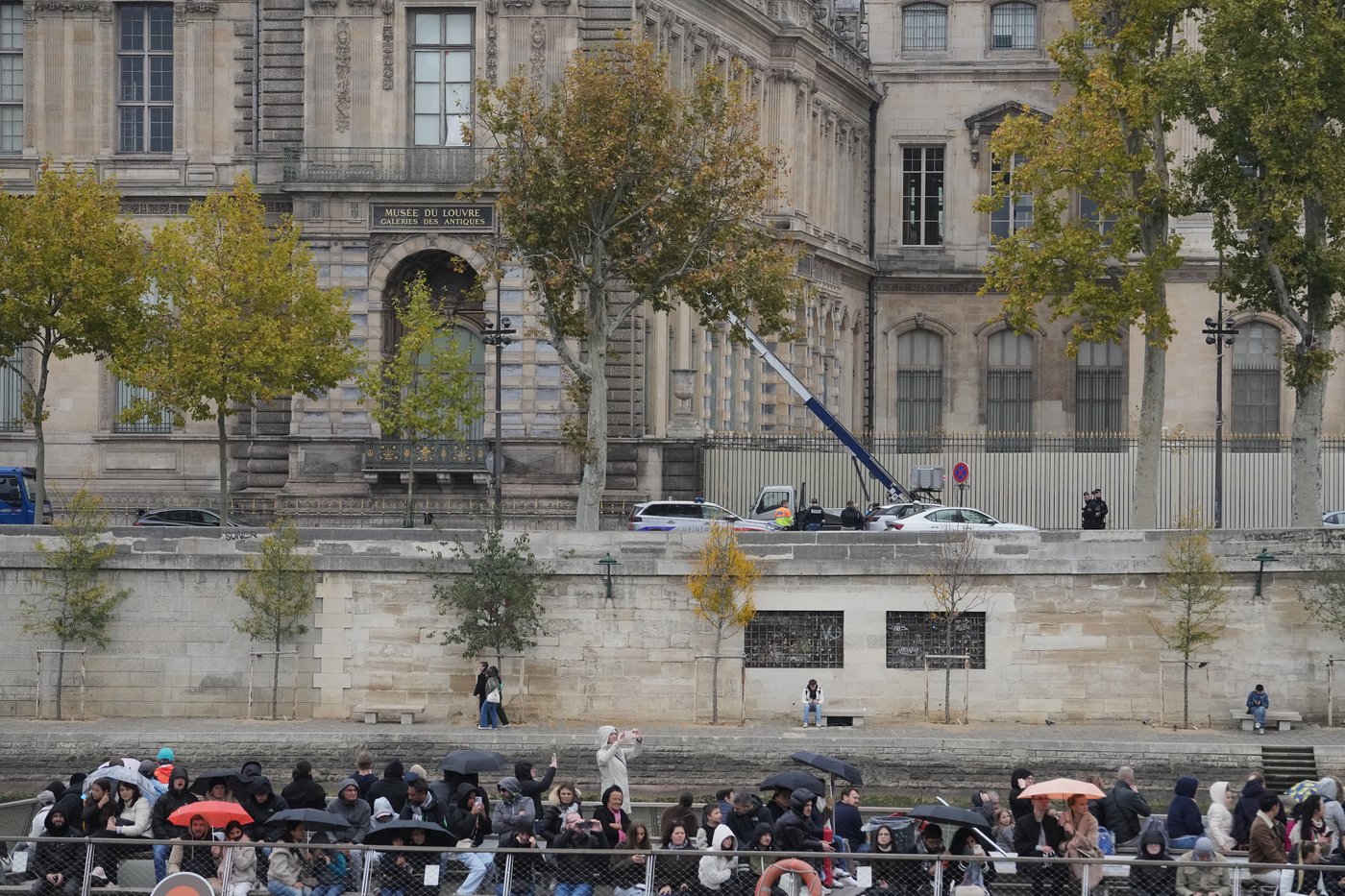 Thieves steal crown jewels in 4 minutes from Louvre Museum | iNFOnews.ca Thieves steal crown jewels in 4 minutes from Louvre Museum | iNFOnews.ca
