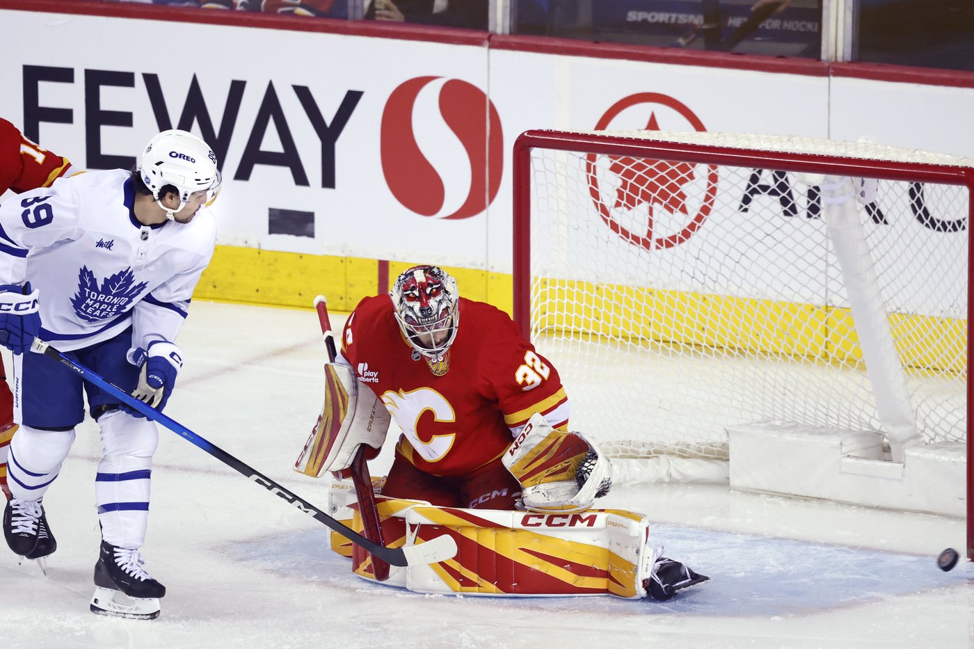 Nylander nets three points to lead Maple Leafs to 4-2 win over Flames | iNFOnews.ca