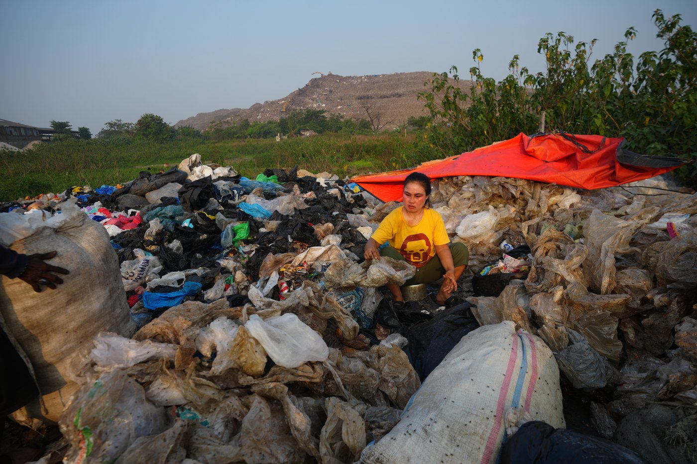 As Indonesia cuts methane emissions, life atop a mountain of garbage begins to change | iNFOnews.ca
