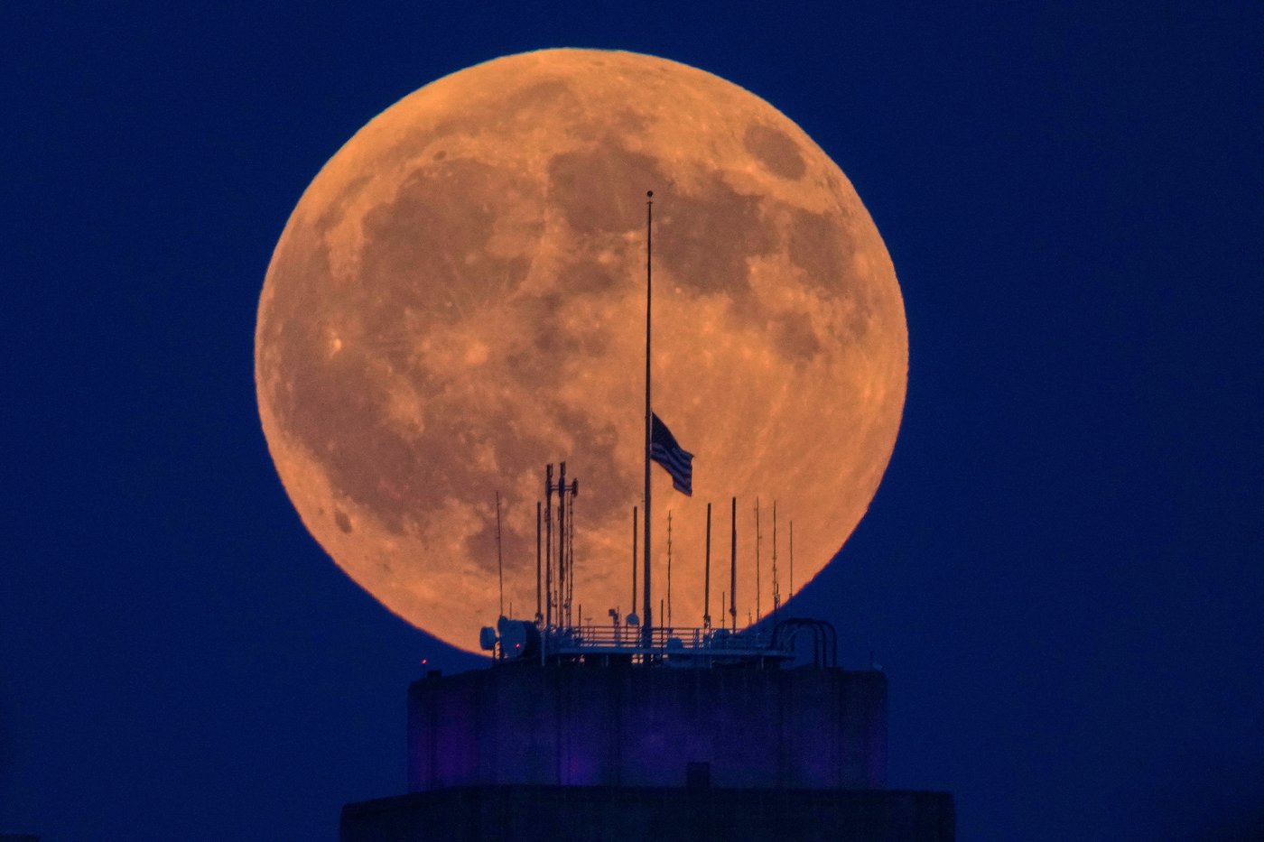 A lunar eclipse lights up skies across the Americas. in photos | iNFOnews.ca