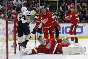 Losses for Maple Leafs and Red Wings highlight premiere of '24/7' | iNFOnews.ca CP26459718