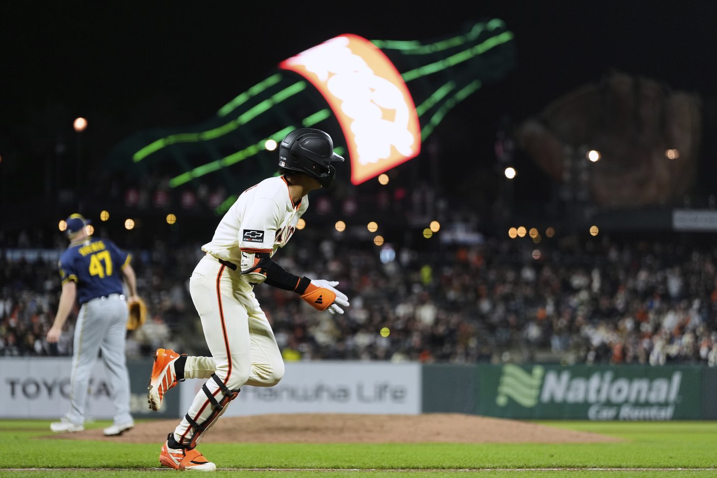 Wilmer Flores hits go-ahead homer and Jung Hoo Lee adds RBI triple as Giants beat Brewers 5-2 | iNFOnews.ca
