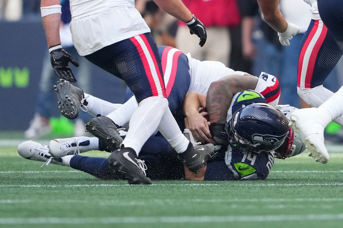 Sam Darnold suffers hip injury on Seahawks' opening drive. Fracture ruled out but more tests needed | iNFOnews.ca Sam Darnold suffers hip injury on Seahawks' opening drive. Fracture ruled out but more tests needed | iNFOnews.ca