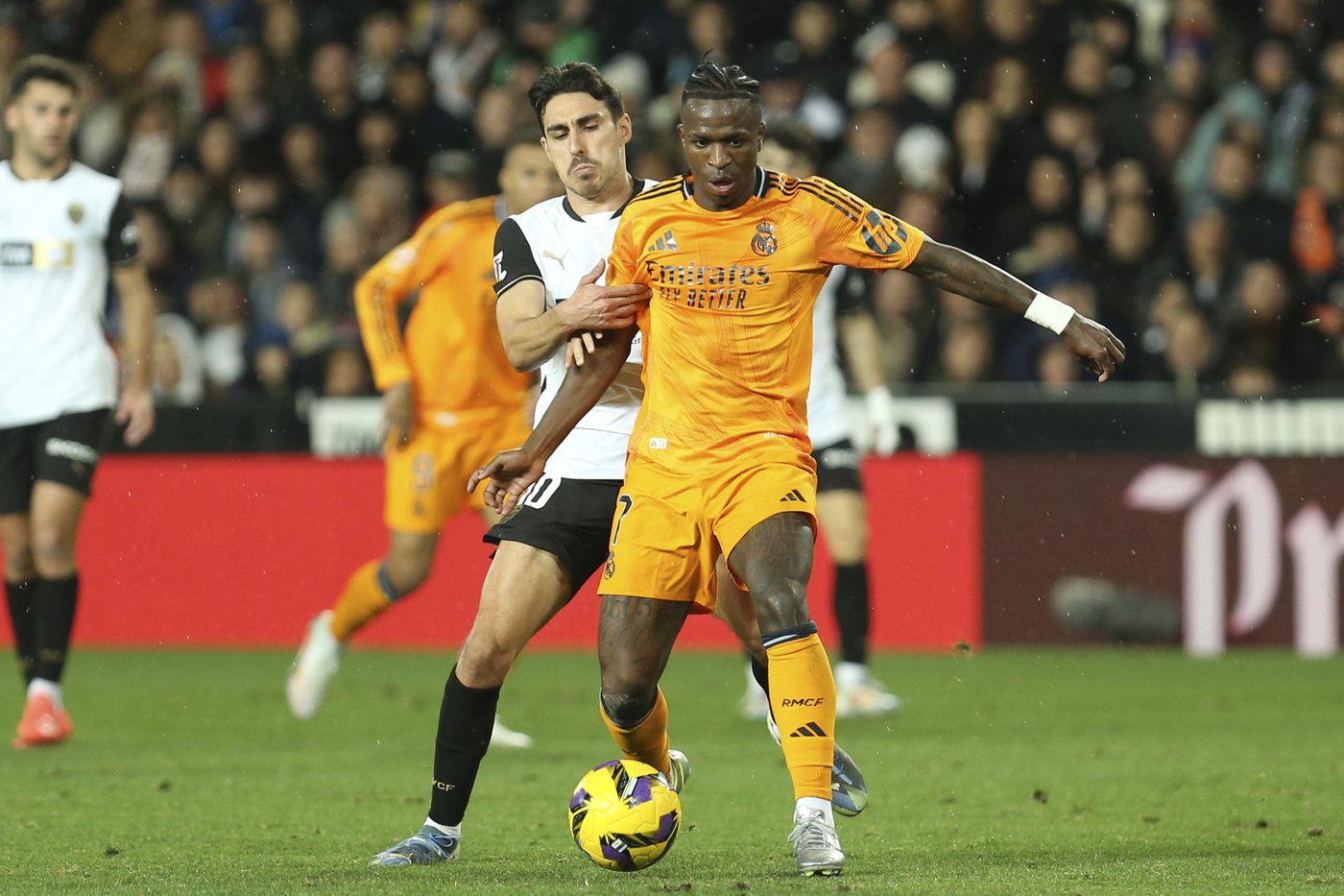 Bellingham's late goal gives 10-man Real Madrid comeback win at Valencia | iNFOnews.ca Bellingham's late goal gives 10-man Real Madrid comeback win at Valencia | iNFOnews.ca