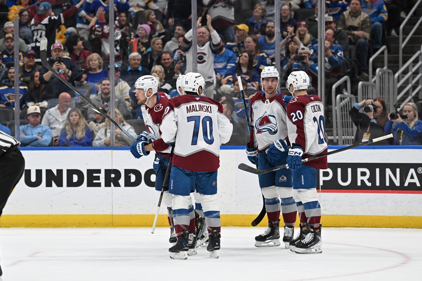 Avalanche beat the Blues 3-1 to clinch Central Division and top seed in the Western Conference | iNFOnews.ca Avalanche beat the Blues 3-1 to clinch Central Division and top seed in the Western Conference | iNFOnews.ca
