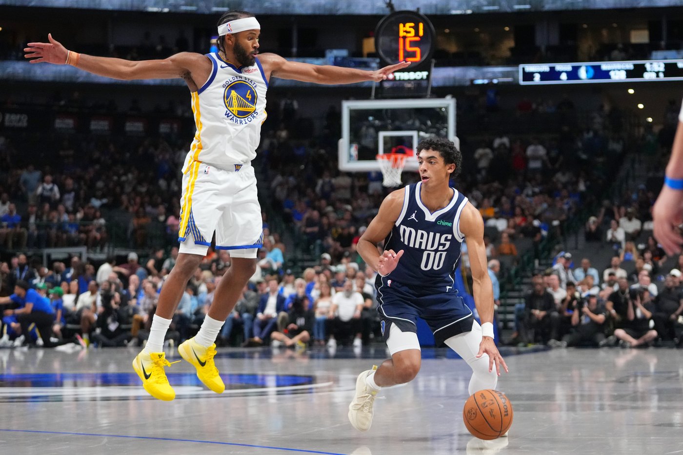 Moses Moody scores 23 before apparently serious injury late as Warriors beat Mavs 137-131 in OT | iNFOnews.ca
