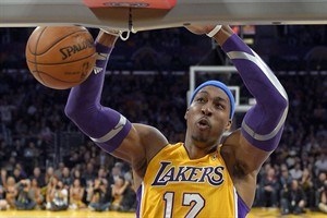 Lakers make their pitch to Dwight Howard; GM says team is hopeful he decides to stay | iNFOnews.ca CP24087078