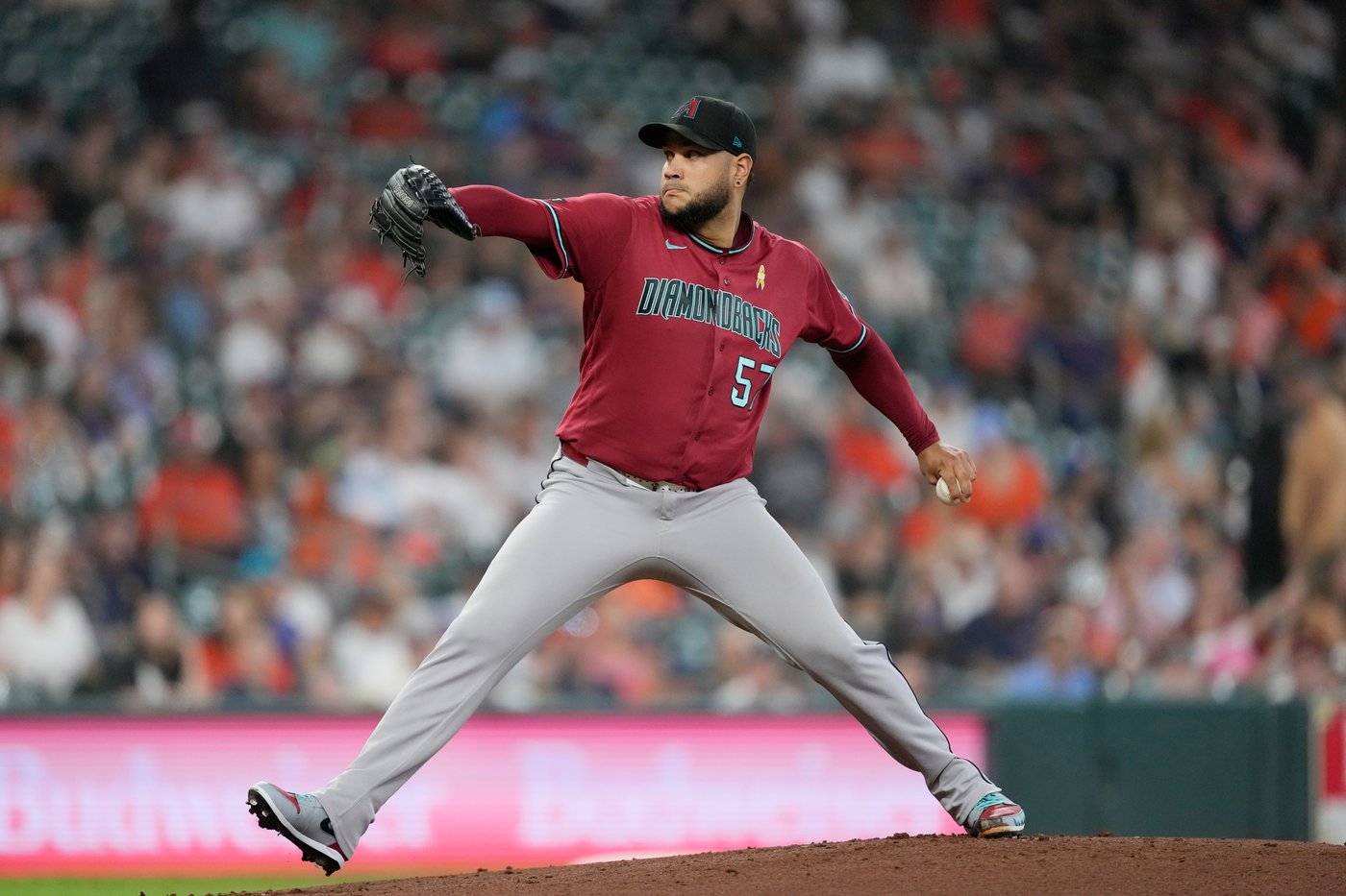 Nolan Arenado’s 2-run homer lifts the Diamondbacks past the Astros 3-2 | iNFOnews.ca Nolan Arenado’s 2-run homer lifts the Diamondbacks past the Astros 3-2 | iNFOnews.ca