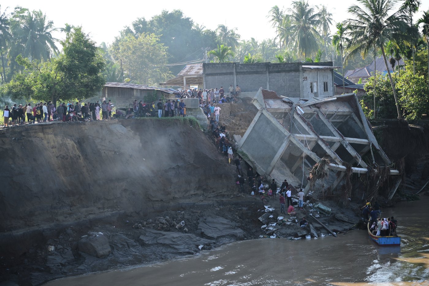 Indonesian rescuers search for survivors as the death toll from floods and landslides tops 300 | iNFOnews.ca