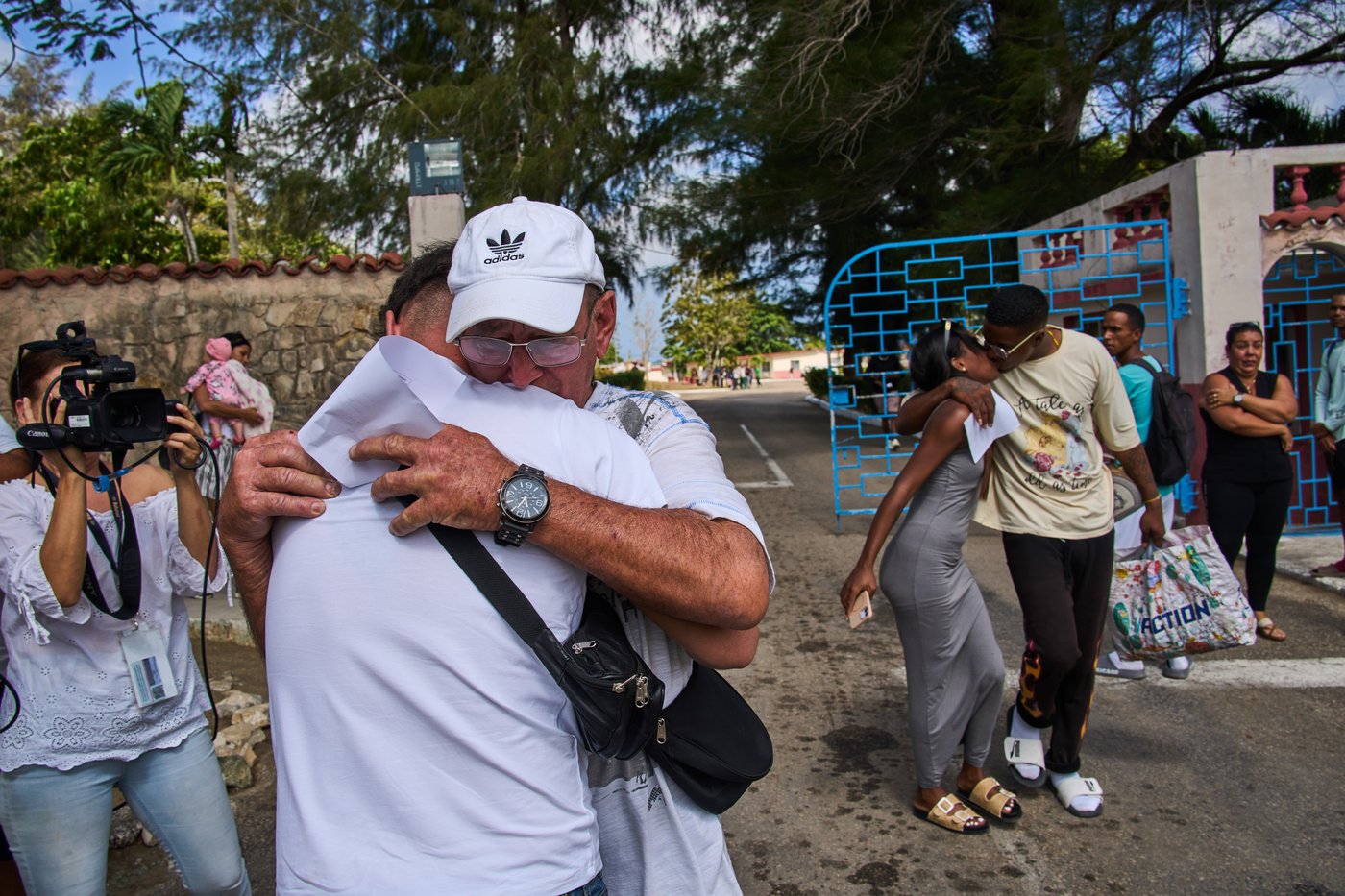 Photos of freed prisoners reuniting with families outside a Cuban prison | iNFOnews.ca
