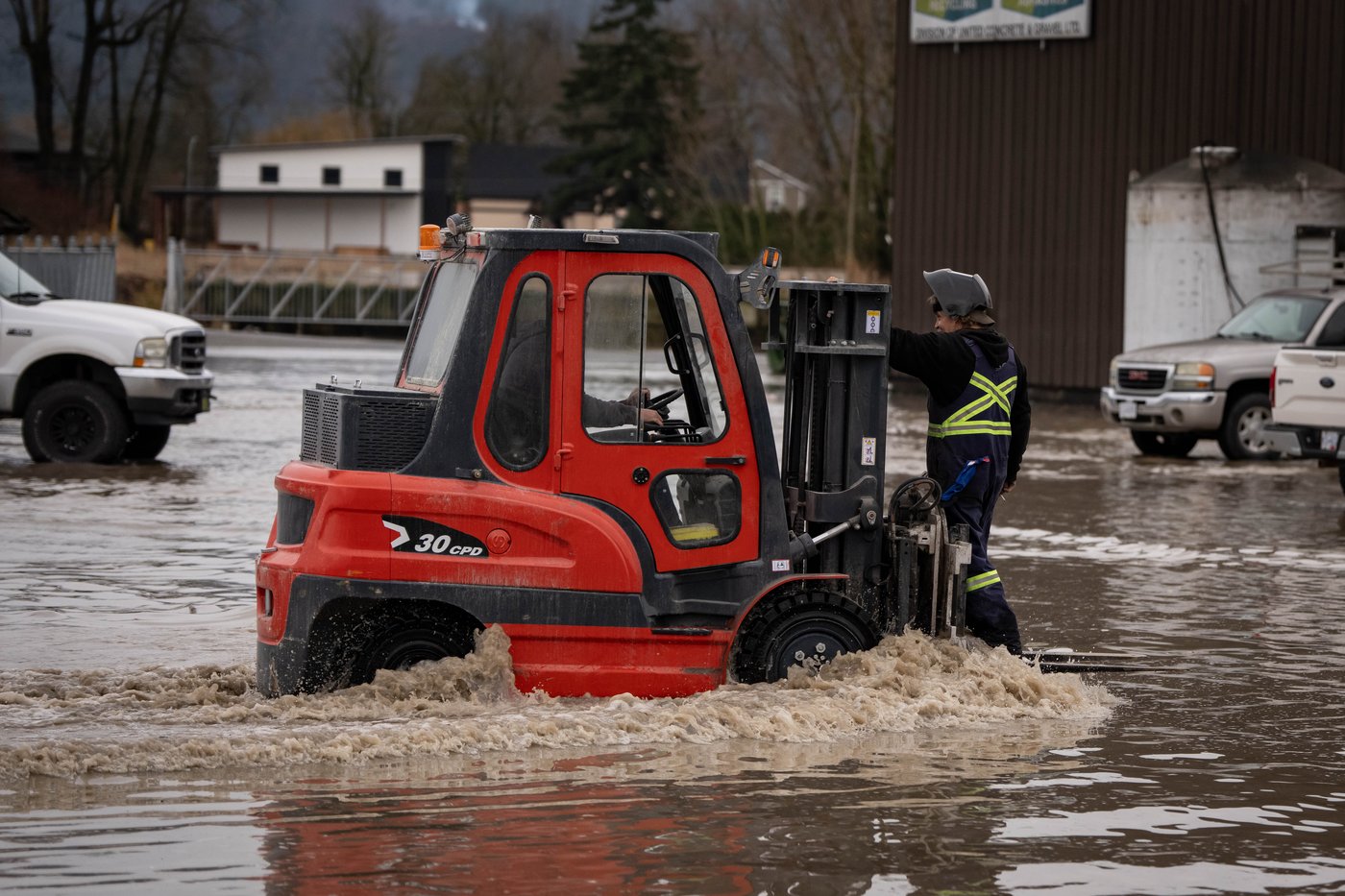 Familiar fate for Abbotsford as floodwaters gush over U.S. border into B.C. again | iNFOnews.ca Familiar fate for Abbotsford as floodwaters gush over U.S. border into B.C. again | iNFOnews.ca
