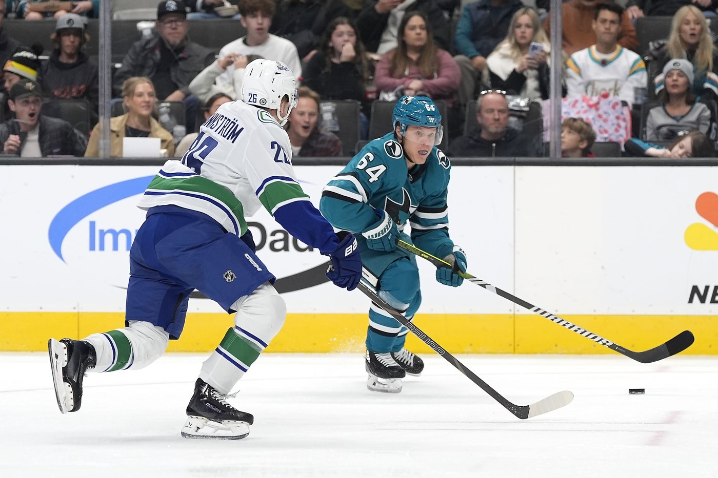 Suter scores twice as Canucks edge Sharks 3-2 | iNFOnews.ca Suter scores twice as Canucks edge Sharks 3-2 | iNFOnews.ca