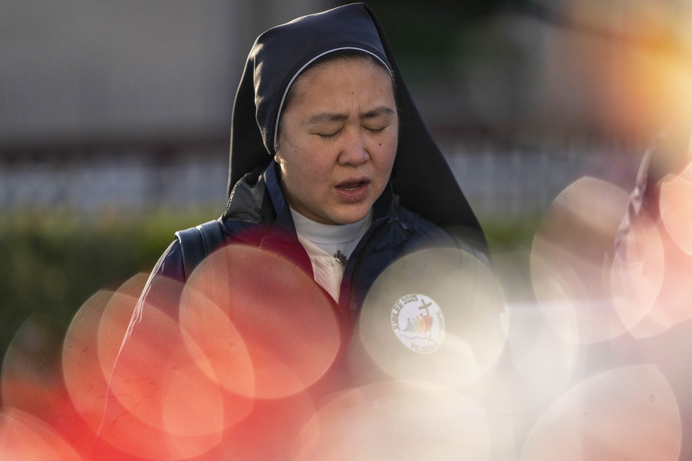 Pope had coughing fit, inhaled vomit and now requires assisted ventilation, Vatican says | iNFOnews.ca