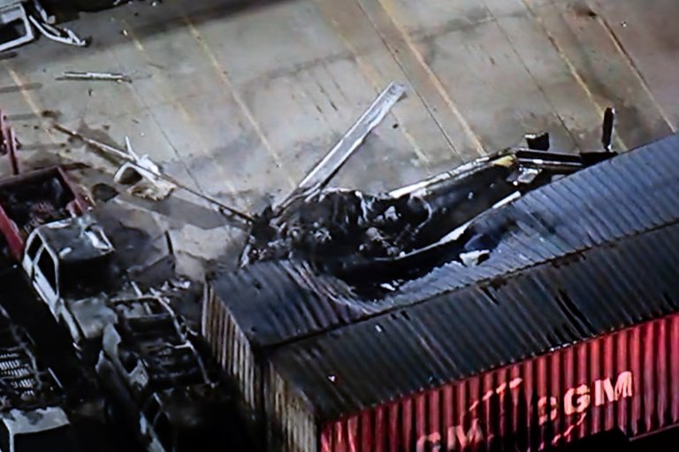 Helicopter crashes and kills at least 3 people near a bus crash in Los Angeles | iNFOnews.ca