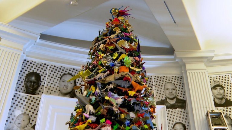 Holiday tree featuring thousands of origami works opens at NYC's American Museum of Natural History | iNFOnews.ca