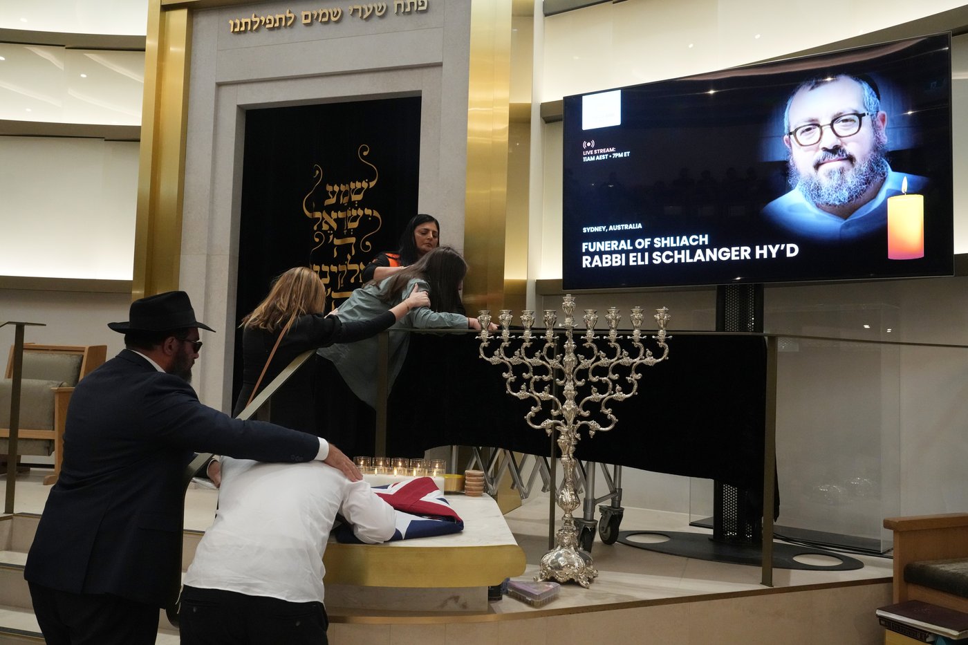 Accused gunman in Bondi Beach shooting charged with 15 counts of murder | iNFOnews.ca