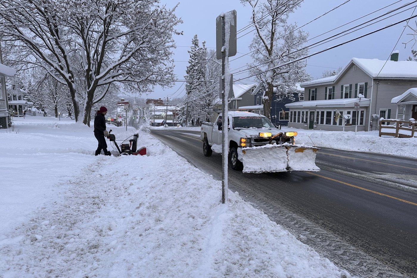 Storm blankets parts of the US during busy holiday travel weekend with more snow and cold forecast | iNFOnews.ca