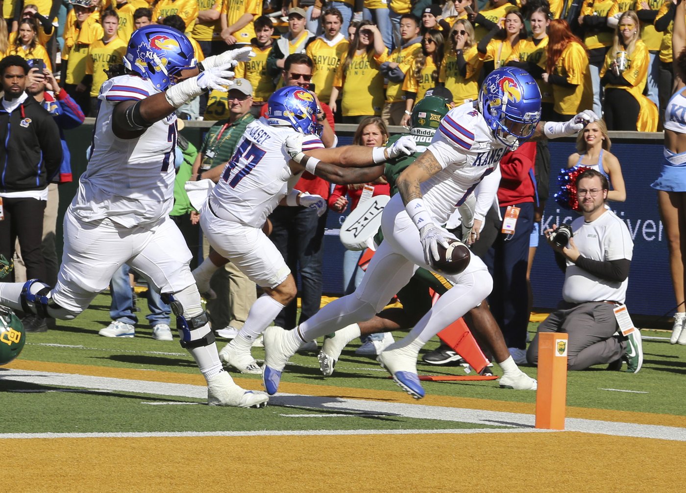 Baylor wins 6th straight as Sawyer Robertson throws 4 TDs in 45-17 win to end Kansas season | iNFOnews.ca Baylor wins 6th straight as Sawyer Robertson throws 4 TDs in 45-17 win to end Kansas season | iNFOnews.ca