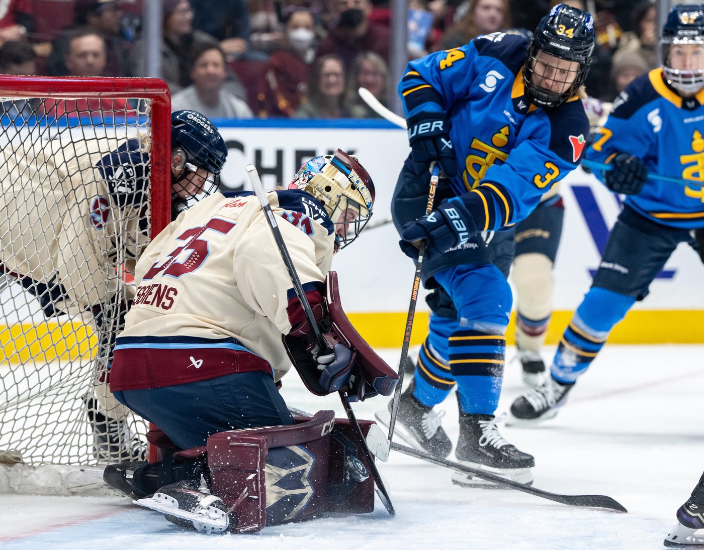 Montreal Victoire edge Toronto Sceptres 4-2 in first PWHL game in Vancouver | iNFOnews.ca