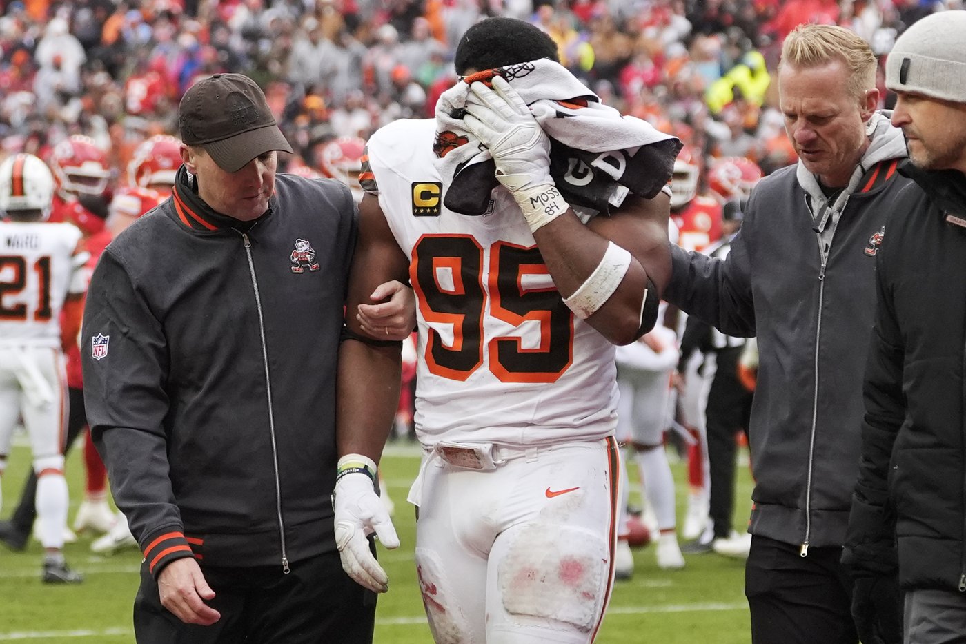 Browns mulling another switch at quarterback after Winston throws 3 more picks in loss to Chiefs | iNFOnews.ca