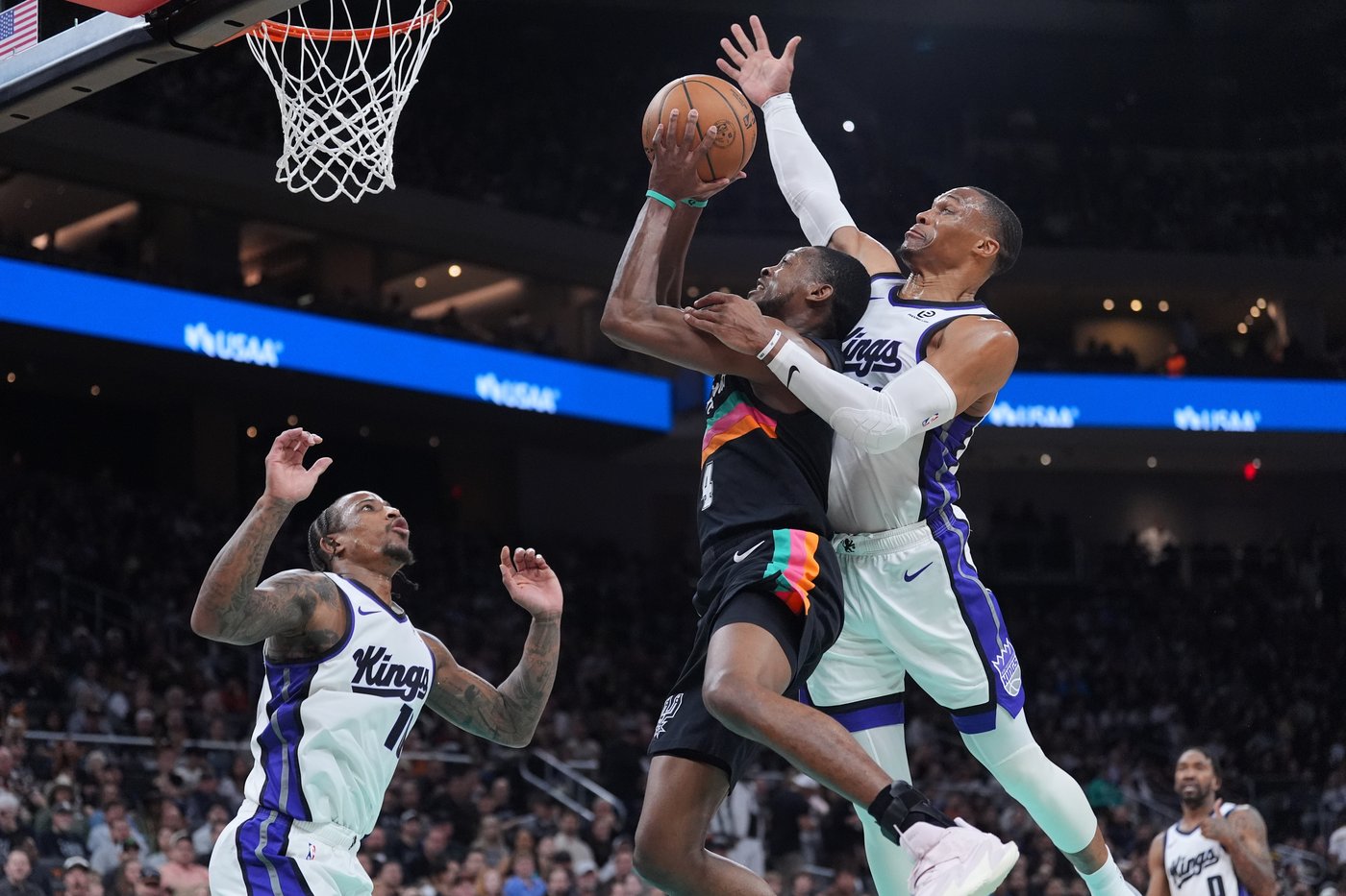 Wembanyama has 28 points, 15 rebounds to lead Spurs to eighth straight win, 139-122 over Kings | iNFOnews.ca