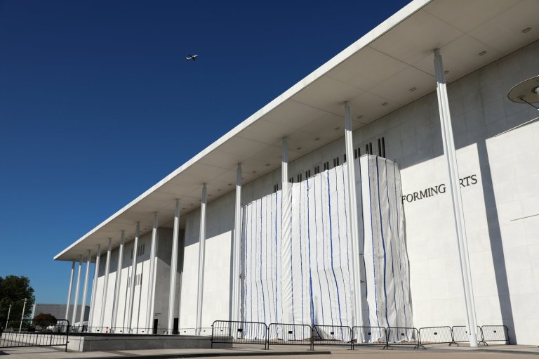 Trump's name is gone from the Kennedy Center's facade, according to a top official at the arts venue | iNFOnews.ca