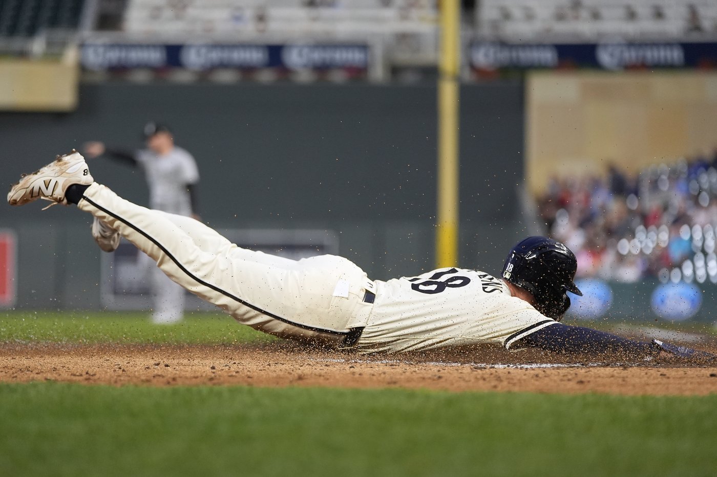 Benintendi's two-HR, four-hit day propels White Sox past Twins | iNFOnews.ca