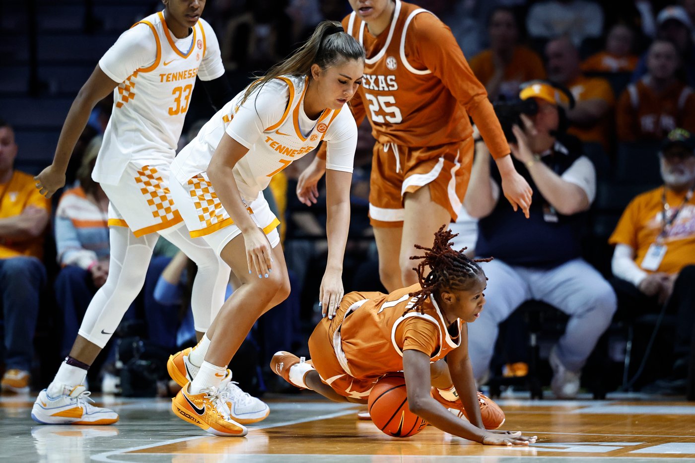 Booker helps No. 4 Texas hold on against No. 22 Tennessee 65-63 | iNFOnews.ca Booker helps No. 4 Texas hold on against No. 22 Tennessee 65-63 | iNFOnews.ca