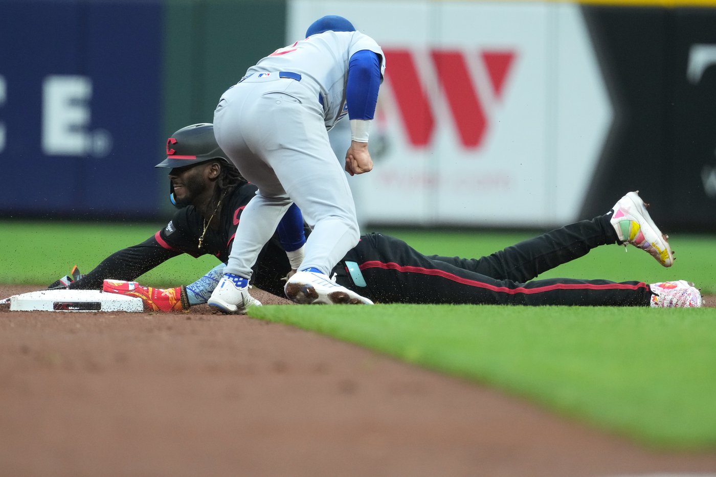 Trevino's 2-run single with bases loaded in 6th propels Reds to 6-4 win over Cubs | iNFOnews.ca Trevino's 2-run single with bases loaded in 6th propels Reds to 6-4 win over Cubs | iNFOnews.ca