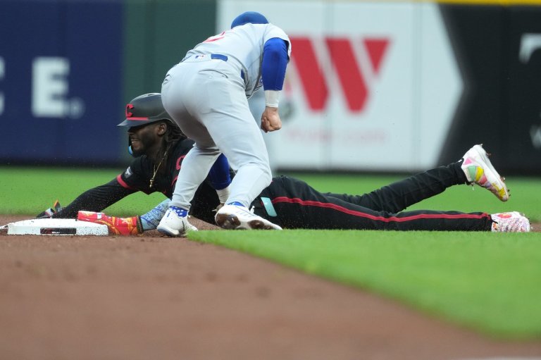 Trevino's 2-run single with bases loaded in 6th propels Reds to 6-4 win over Cubs | iNFOnews.ca