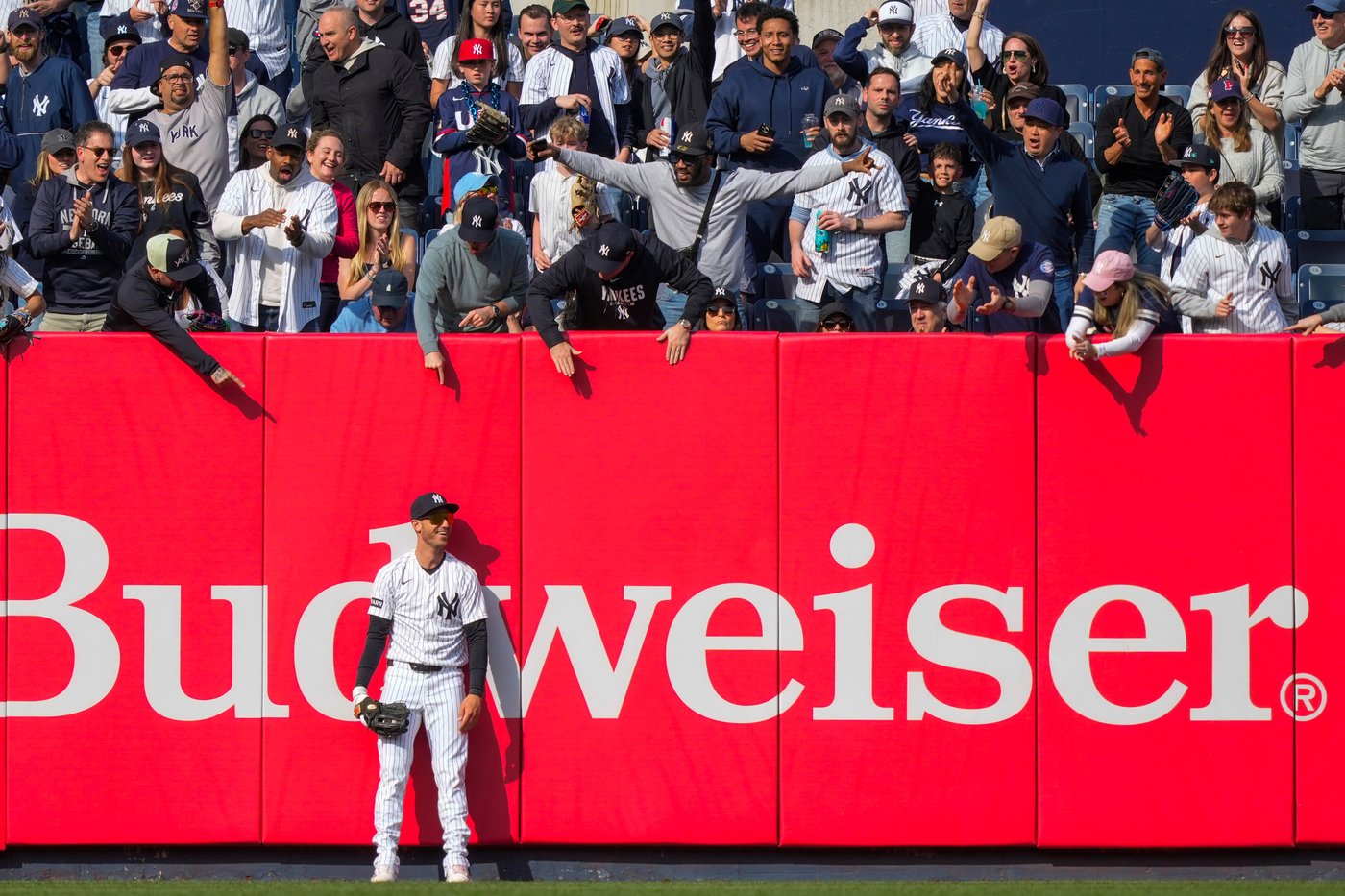 Yankees left fielder Cody Bellinger makes acrobatic catch to rob Marlins' Xavier Edwards | iNFOnews.ca Yankees left fielder Cody Bellinger makes acrobatic catch to rob Marlins' Xavier Edwards | iNFOnews.ca