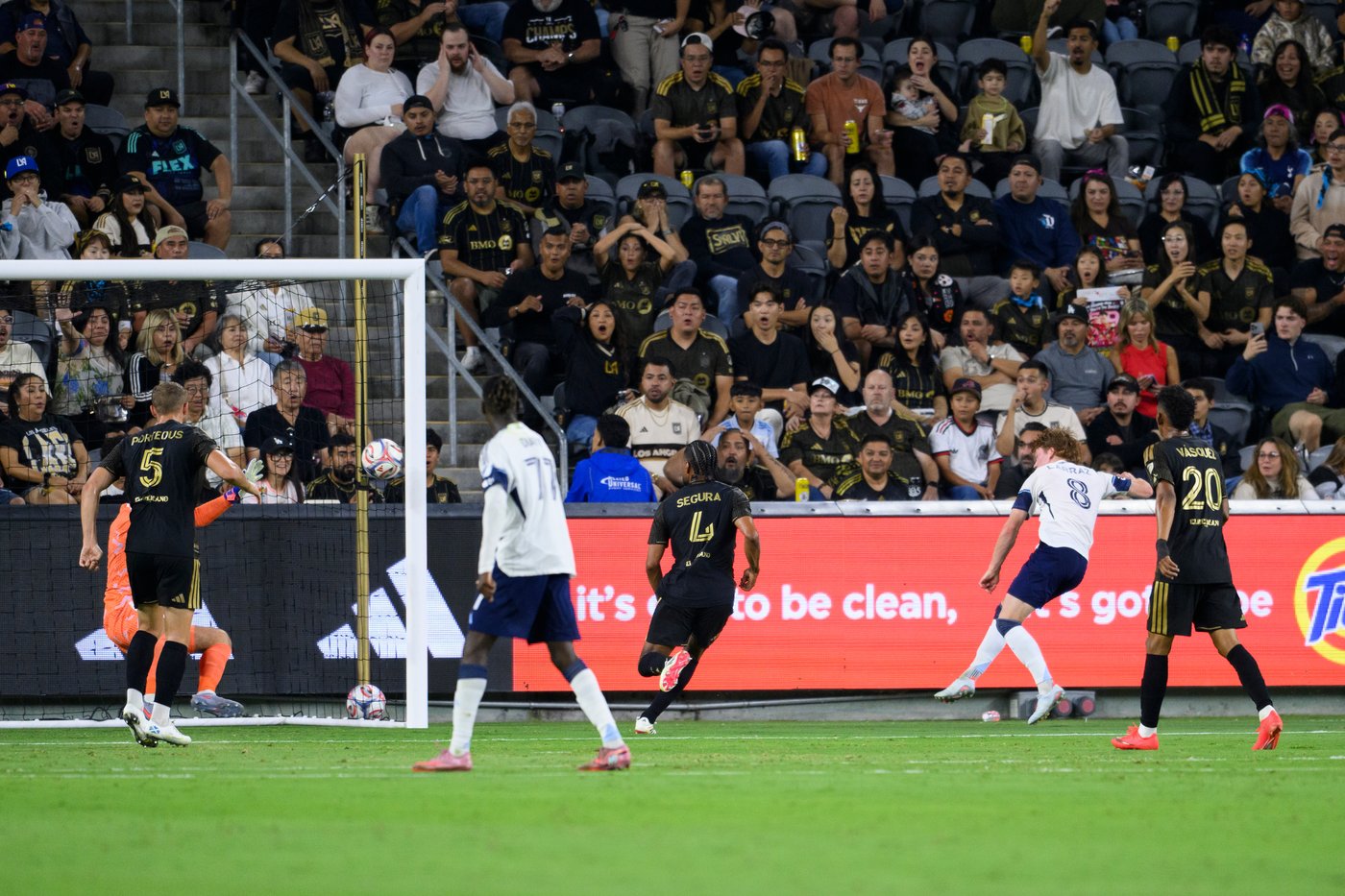 Larraz scores for 10-man Whitecaps in 1-1 tie with LAFC | iNFOnews.ca Larraz scores for 10-man Whitecaps in 1-1 tie with LAFC | iNFOnews.ca