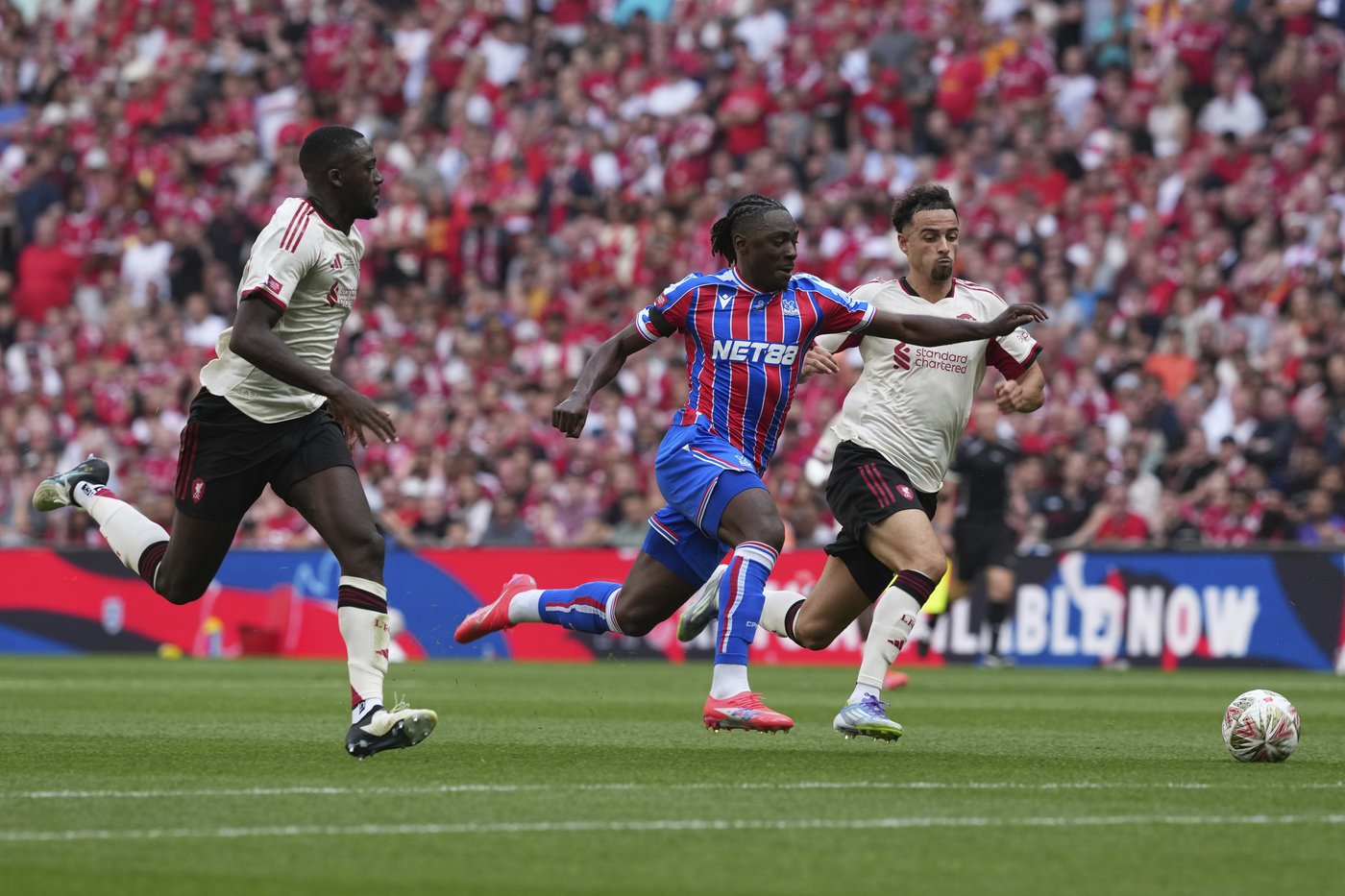Arsenal signs Eze in reported $80M move in a homecoming for the England forward and a blow to Spurs | iNFOnews.ca
