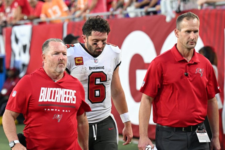 Baker Mayfield dislocates thumb on throwing hand and winless Buccaneers await results of MRI | iNFOnews.ca